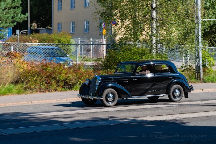 Старые автомобили на улицах финских городов (27 фото)