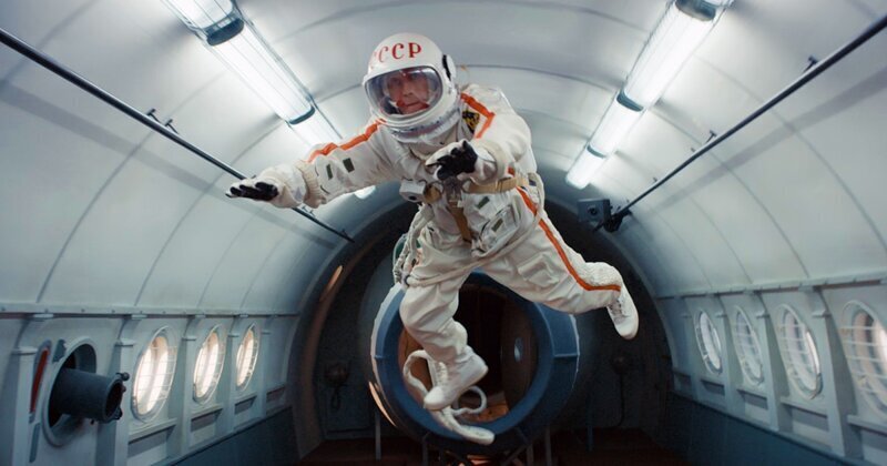 10 фантастических и основанных на реальных событиях картин про космос (11 фото)