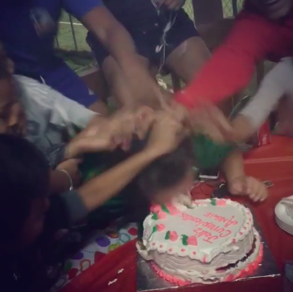 На днюхе девушку ткнули лицом в торт. Торт в лицо на день рождения. Фотосессия с тортом в лицо.