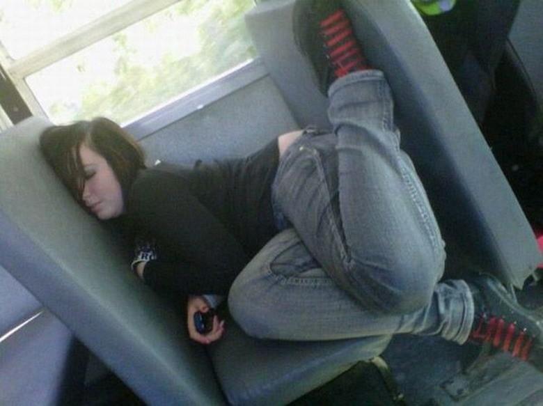 Пьяные спящие девушки фото. Уснул в автобусе. Девочка уснула в автобусе.
