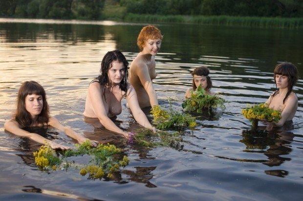 Подружка речка. Фотосессия у реки. Девушки купаются в озере. Купание на речке. Девчонки на озере.